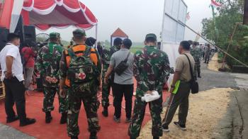 Start Gowes, Satgas Bersama Dansatgas TMMD 110 Bojonegoro Menunggu Pemberangkatan Di Perempatan Desa Ngrancang